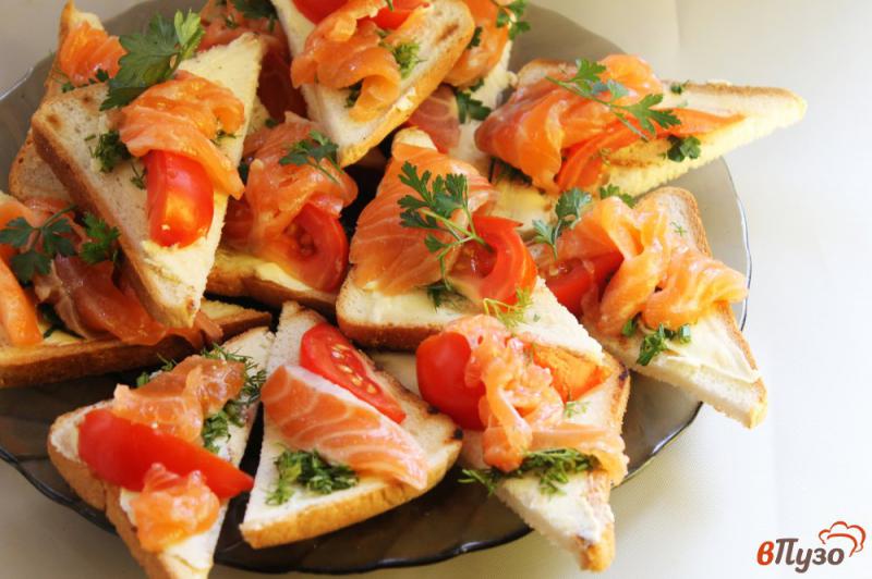Фото приготовление рецепта: Тосты с рыбой и помидорами на завтрак шаг №6