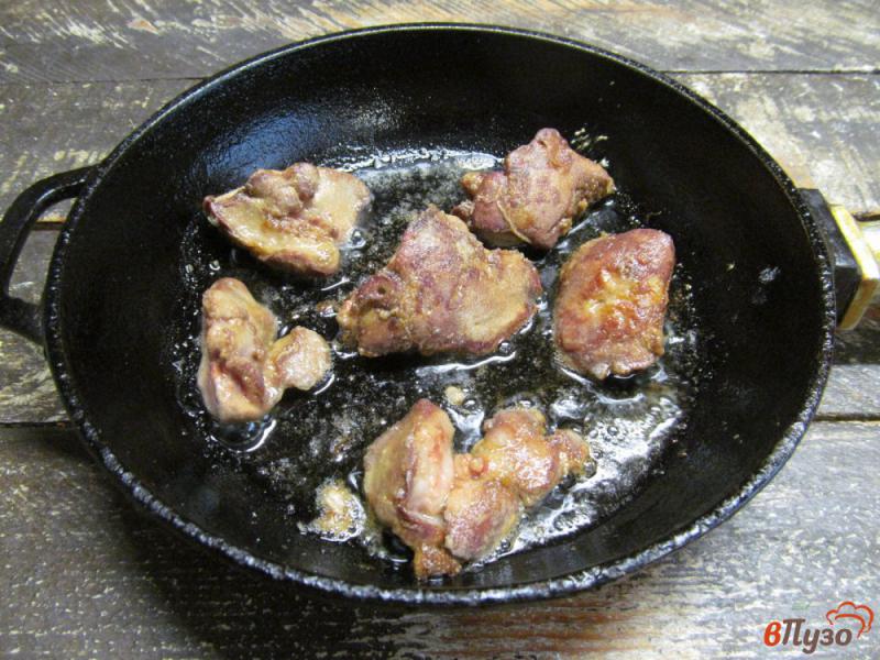 Фото приготовление рецепта: Куриная печень с фасолью в томате шаг №2