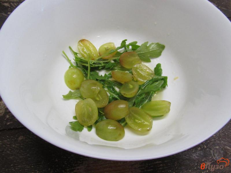 Фото приготовление рецепта: Виноградный салат с сыром шаг №4