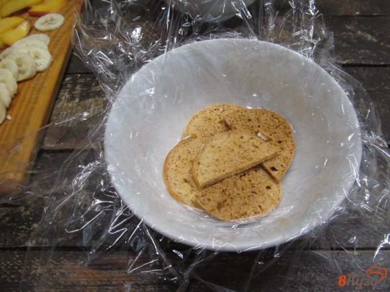 Фото приготовление рецепта: Торт из пряников с персиком без выпечки шаг №4