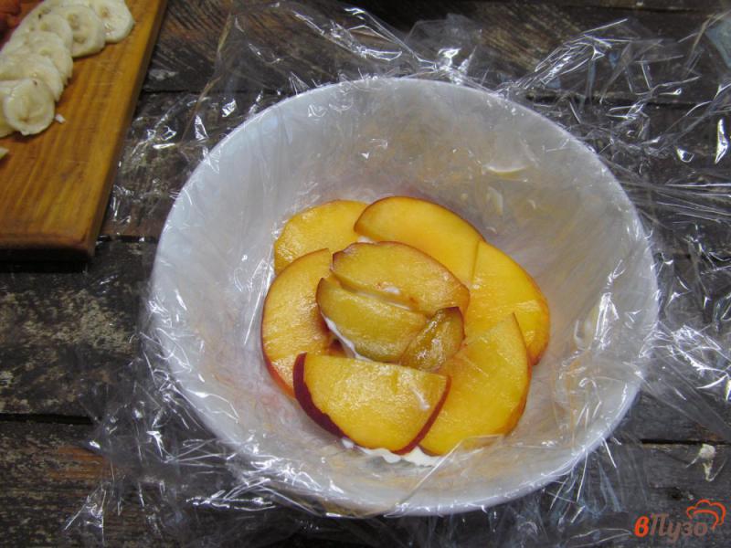 Фото приготовление рецепта: Торт из пряников с персиком без выпечки шаг №6