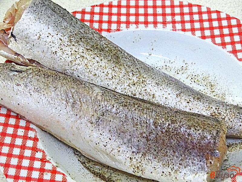 Фото приготовление рецепта: Рыба жареная на овощной подушке шаг №4