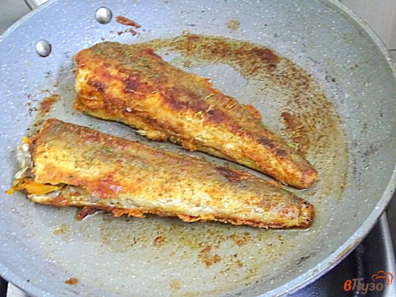 Фото приготовление рецепта: Рыба жареная на овощной подушке шаг №5