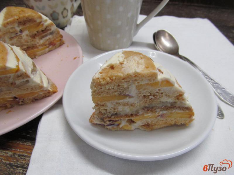 Фото приготовление рецепта: Торт из пряников с персиком без выпечки шаг №10