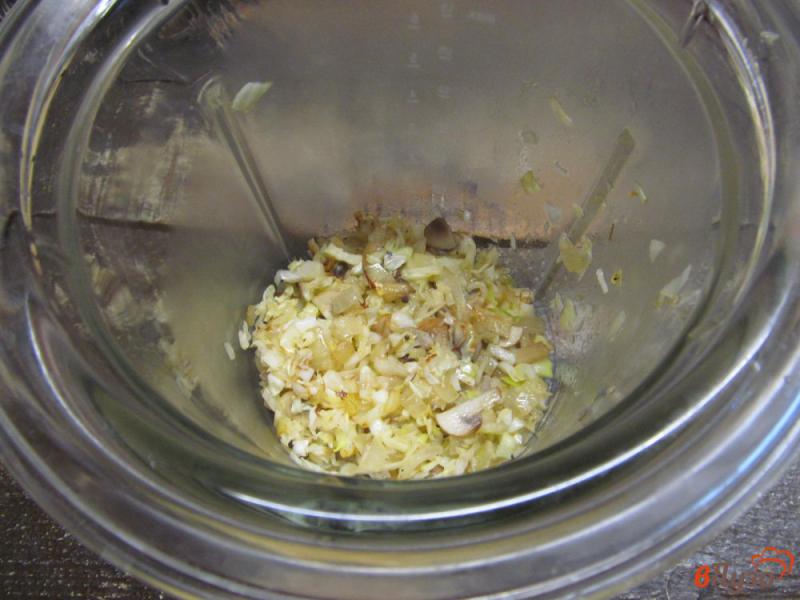 Фото приготовление рецепта: Котлеты из индейки с шампиньоном и капустой шаг №5