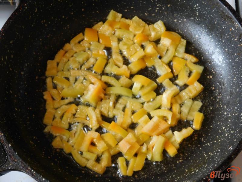 Фото приготовление рецепта: Яичница с помидорами и перцем шаг №1