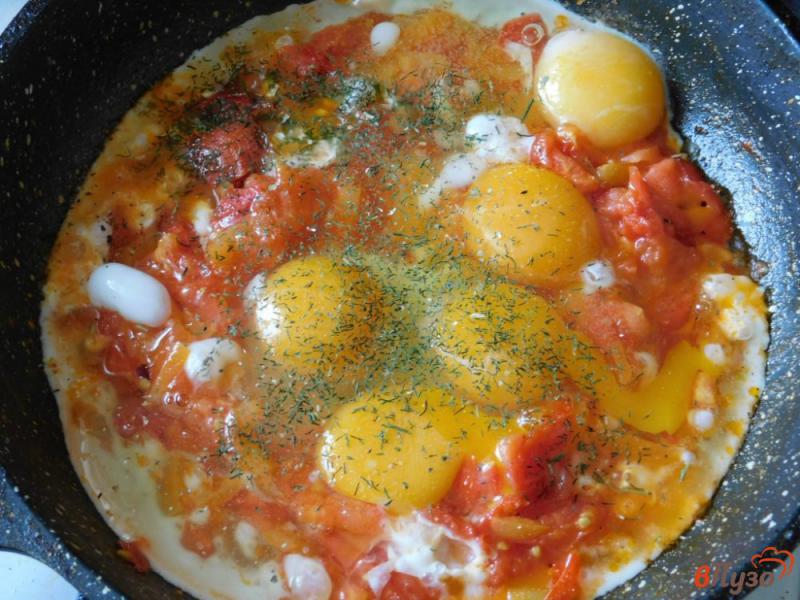 Фото приготовление рецепта: Яичница с помидорами и перцем шаг №4