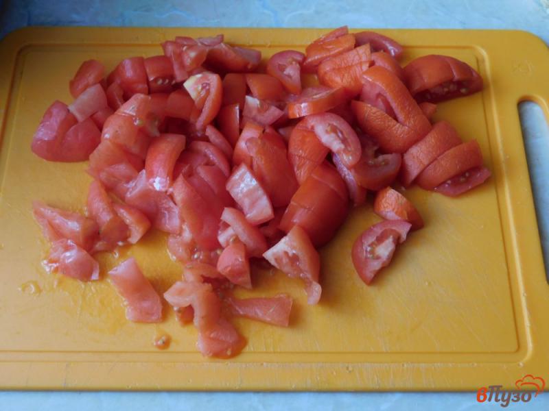 Фото приготовление рецепта: Яичница с помидорами и перцем шаг №2