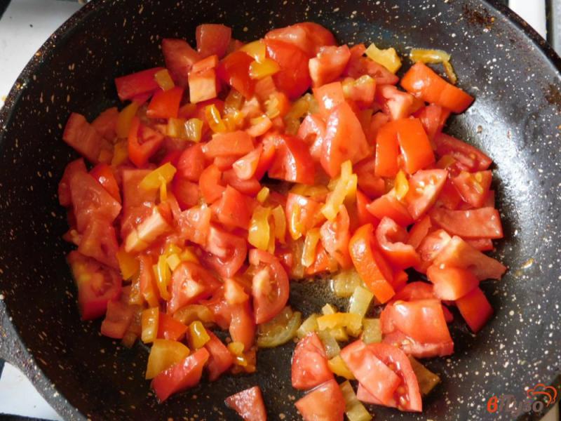 Фото приготовление рецепта: Яичница с помидорами и перцем шаг №3