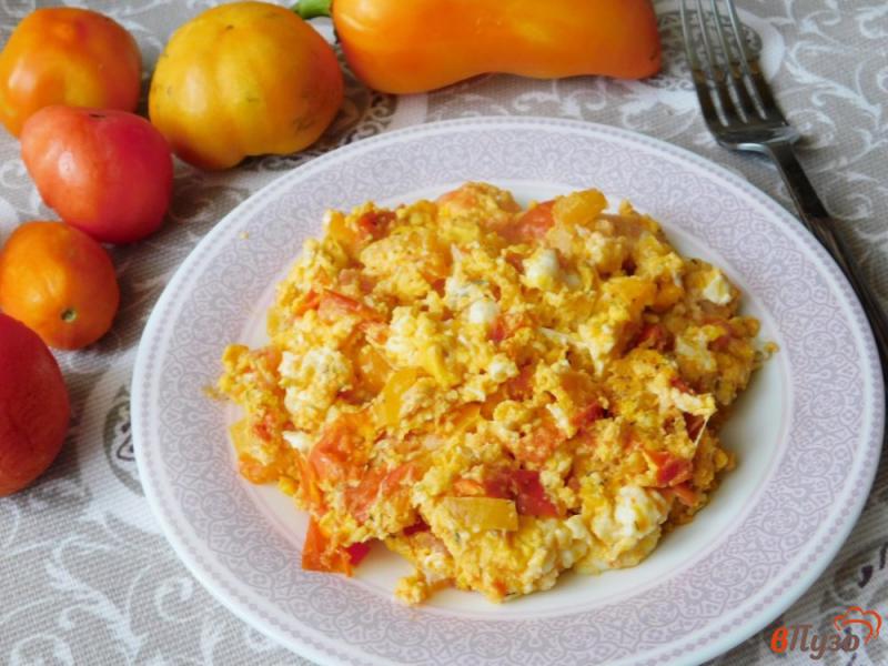 Фото приготовление рецепта: Яичница с помидорами и перцем шаг №5