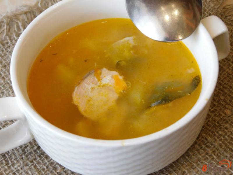 Фото приготовление рецепта: Суп с консервированной горбушей шаг №4