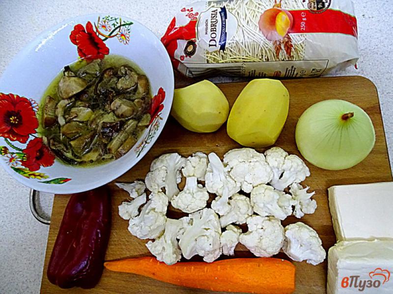 Фото приготовление рецепта: Суп с белыми грибами и цветной капустой шаг №1