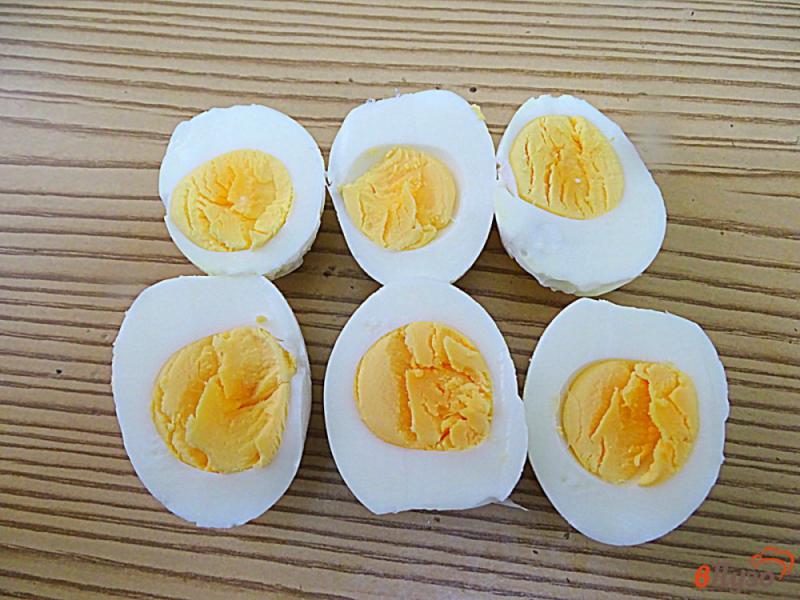 Фото приготовление рецепта: Фаршированные перепелиные яйца жареным луком шаг №1