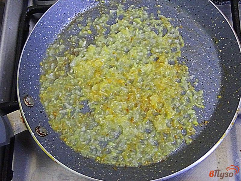 Фото приготовление рецепта: Фаршированные перепелиные яйца жареным луком шаг №2
