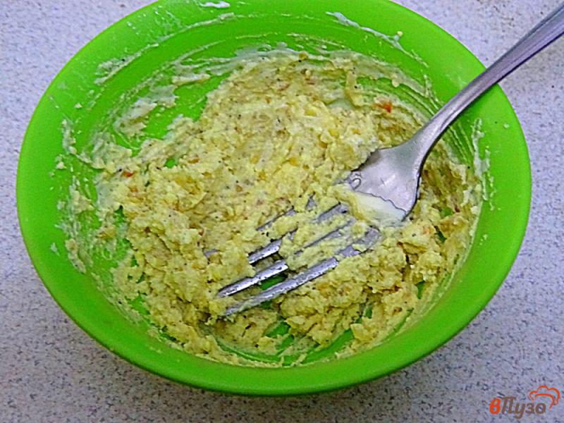 Фото приготовление рецепта: Фаршированные перепелиные яйца жареным луком шаг №4