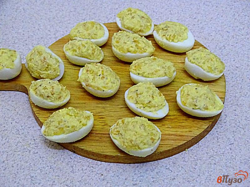 Фото приготовление рецепта: Фаршированные перепелиные яйца жареным луком шаг №5