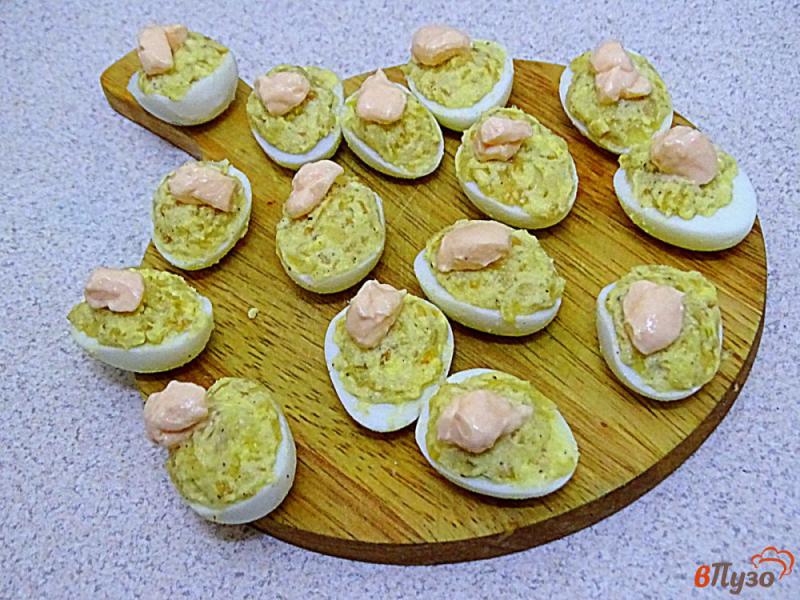Фото приготовление рецепта: Фаршированные перепелиные яйца жареным луком шаг №6
