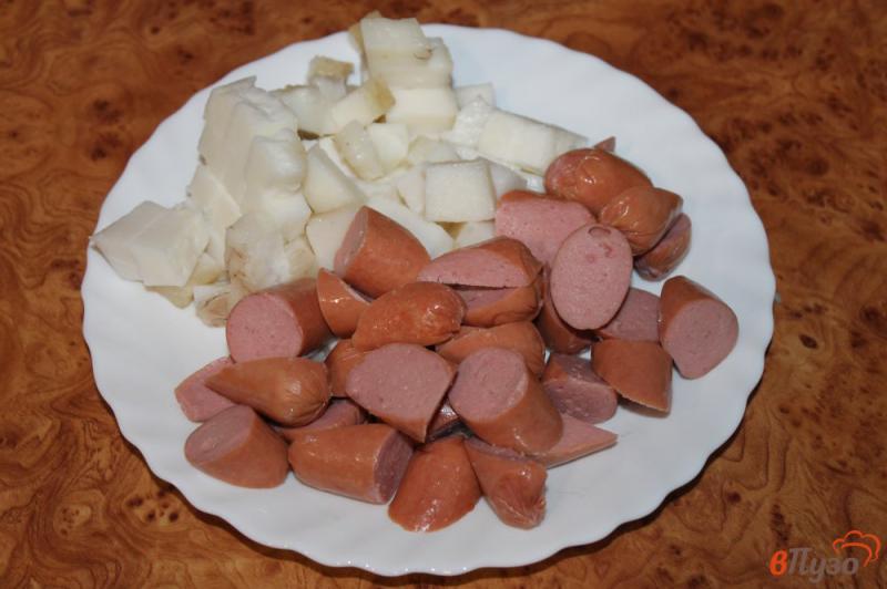 Фото приготовление рецепта: Жареный картофель с сосисками, салом и яйцом шаг №1