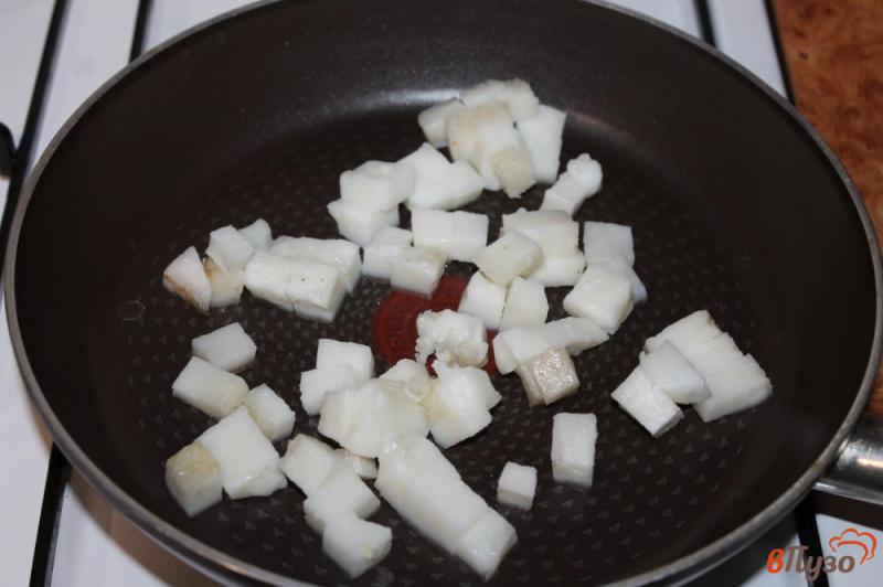 Фото приготовление рецепта: Жареный картофель с сосисками, салом и яйцом шаг №2