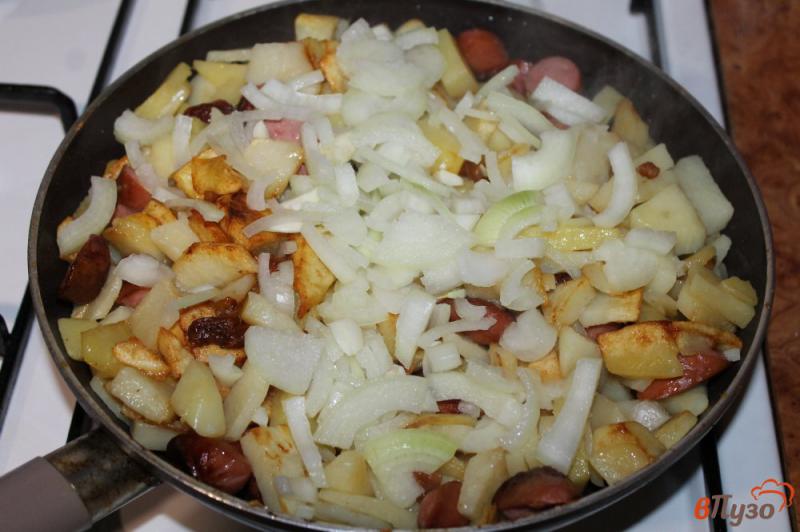 Фото приготовление рецепта: Жареный картофель с сосисками, салом и яйцом шаг №6