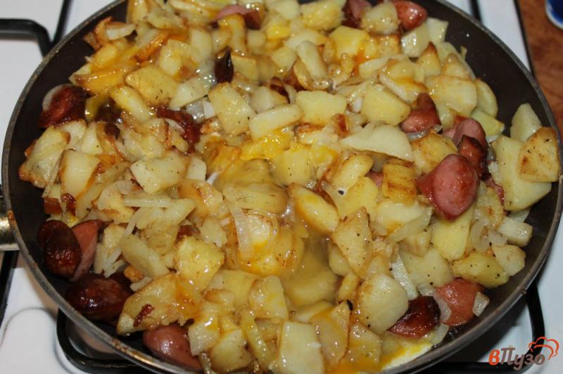 Фото приготовление рецепта: Жареный картофель с сосисками, салом и яйцом шаг №7