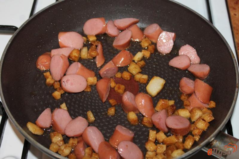 Фото приготовление рецепта: Жареный картофель с сосисками, салом и яйцом шаг №4