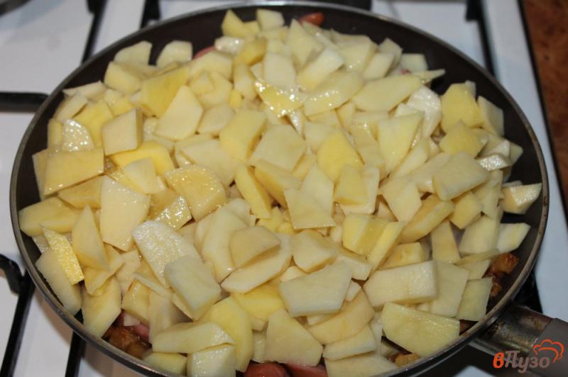 Фото приготовление рецепта: Жареный картофель с сосисками, салом и яйцом шаг №5
