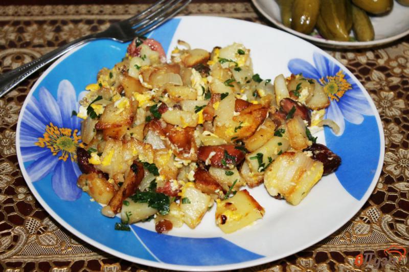 Фото приготовление рецепта: Жареный картофель с сосисками, салом и яйцом шаг №8