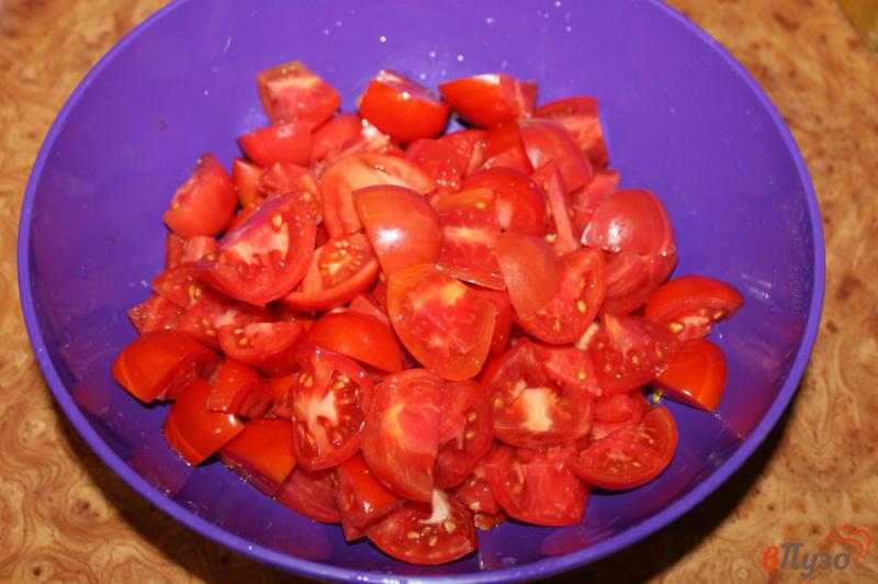 Фото приготовление рецепта: Салат из помидор с маслинами и луком шаг №1