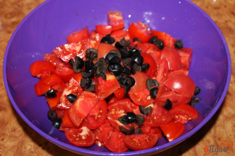 Фото приготовление рецепта: Салат из помидор с маслинами и луком шаг №2