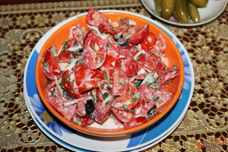 Фото приготовление рецепта: Салат из помидор с маслинами и луком шаг №5
