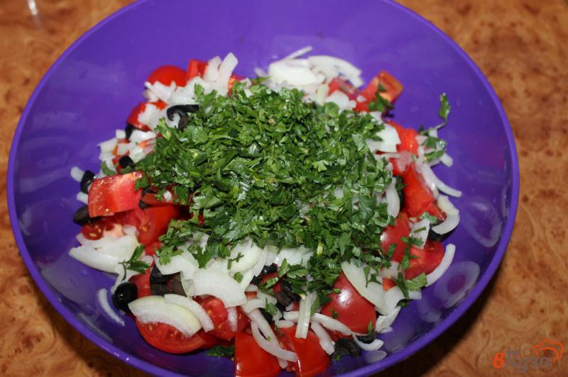 Фото приготовление рецепта: Салат из помидор с маслинами и луком шаг №3