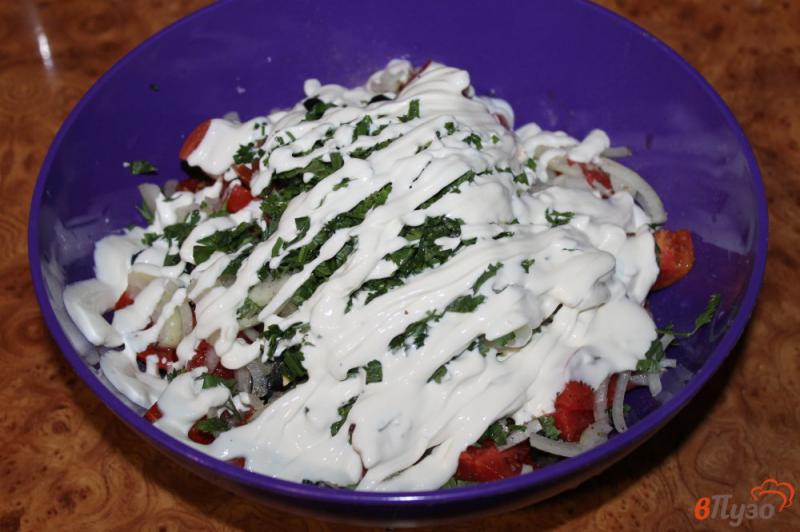 Фото приготовление рецепта: Салат из помидор с маслинами и луком шаг №4
