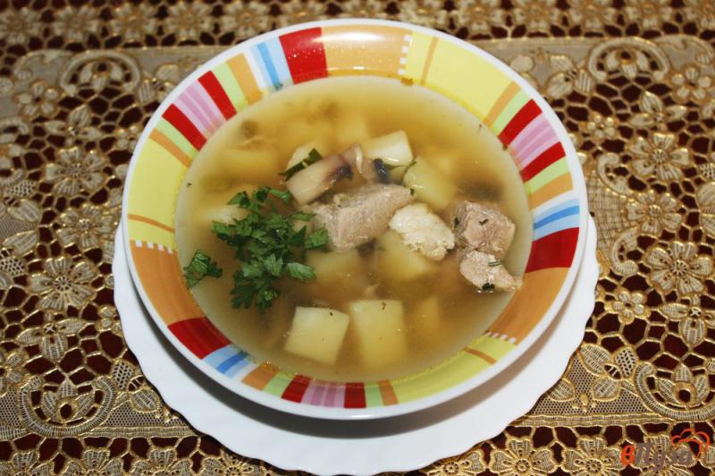 Фото приготовление рецепта: Суп со свининой, грибами и кабачком шаг №5