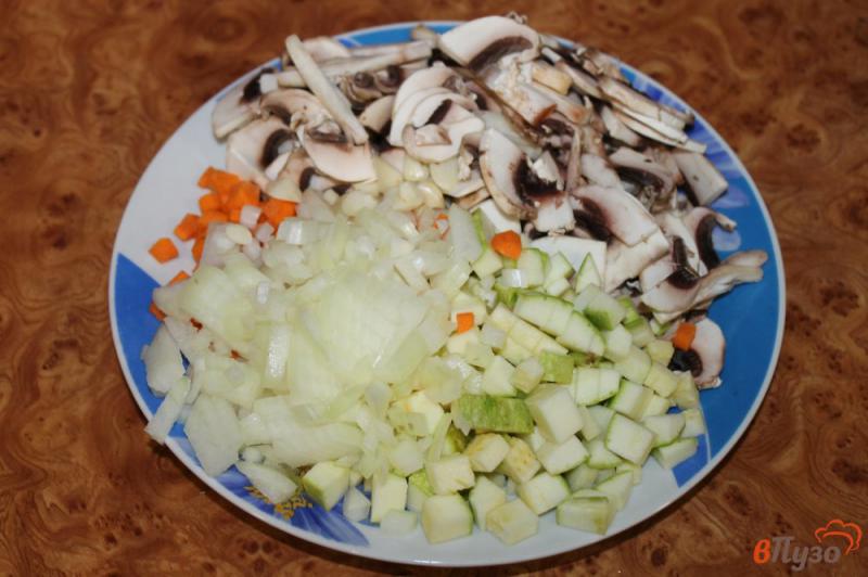 Фото приготовление рецепта: Суп со свининой, грибами и кабачком шаг №3