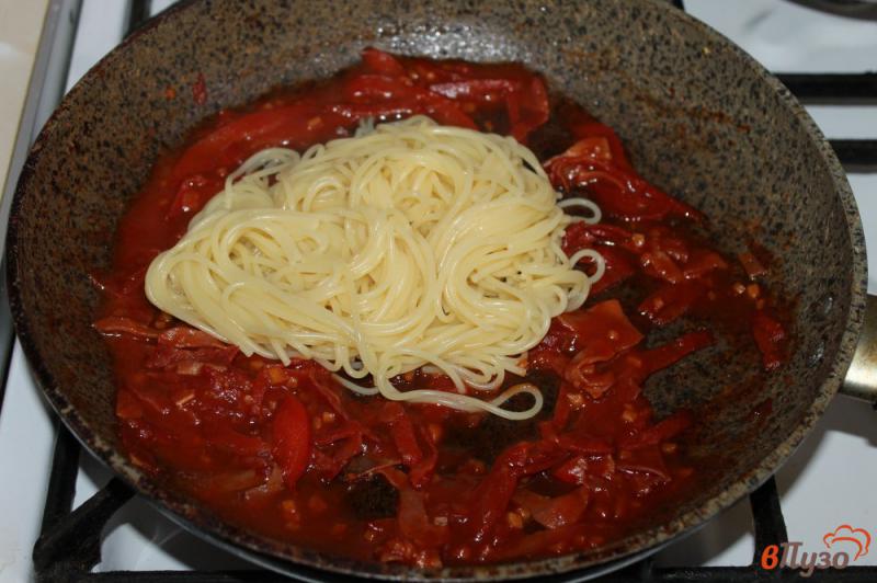Фото приготовление рецепта: Спагетти с салями и перцем шаг №5