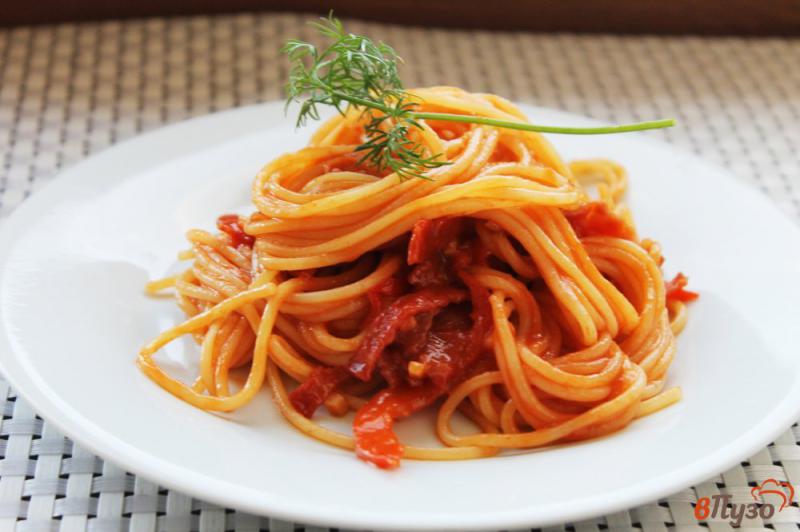 Фото приготовление рецепта: Спагетти с салями и перцем шаг №6