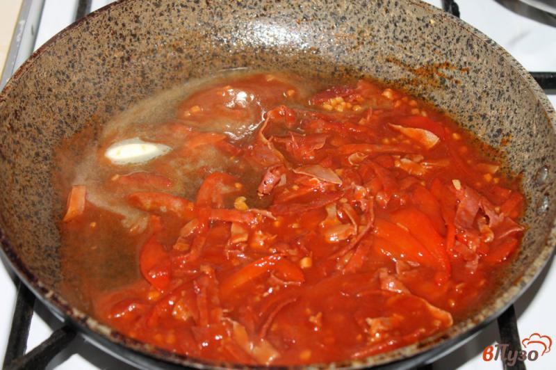 Фото приготовление рецепта: Спагетти с салями и перцем шаг №4