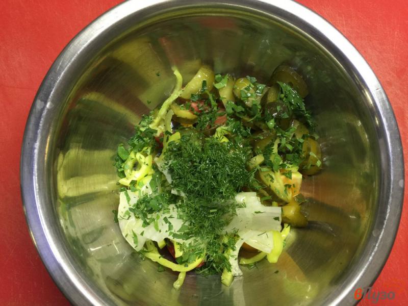 Фото приготовление рецепта: Салат из свежих овощей и бочкового огурца шаг №5