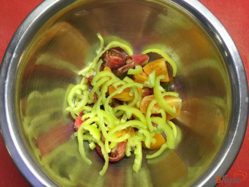Фото приготовление рецепта: Салат из свежих овощей и бочкового огурца шаг №2