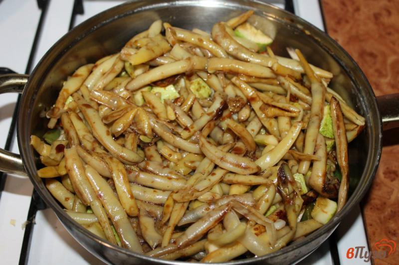 Фото приготовление рецепта: Рагу из стручковой фасоли, грибов и кабачка шаг №7