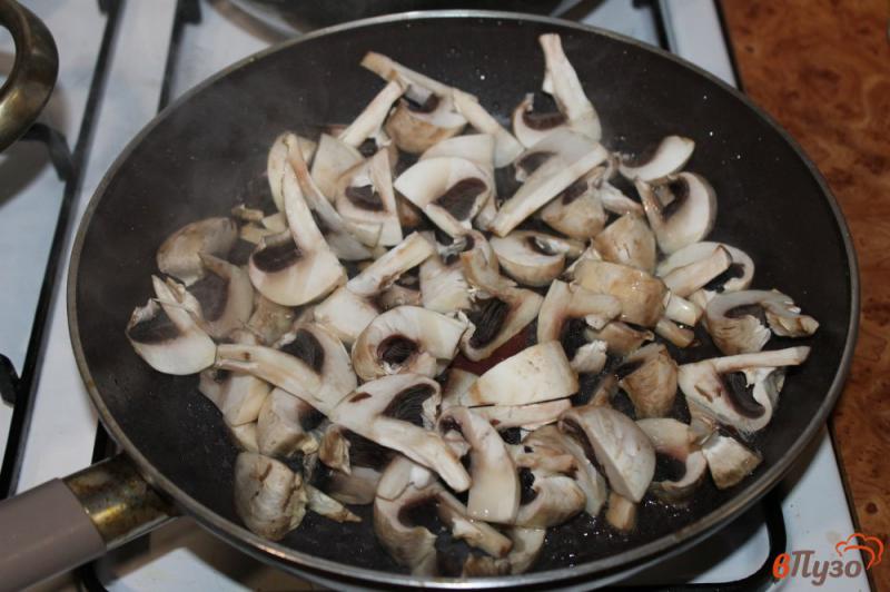 Фото приготовление рецепта: Рагу из стручковой фасоли, грибов и кабачка шаг №4