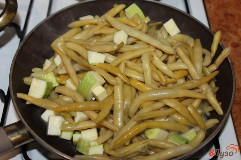 Фото приготовление рецепта: Рагу из стручковой фасоли, грибов и кабачка шаг №6