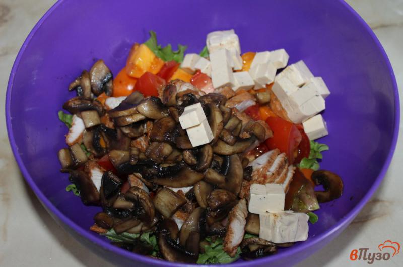 Фото приготовление рецепта: Салат с курицей и грибами шаг №6