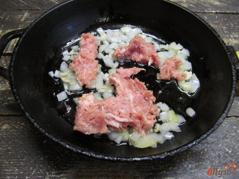 Фото приготовление рецепта: Паста с мясным фаршем в томатном соусе шаг №2