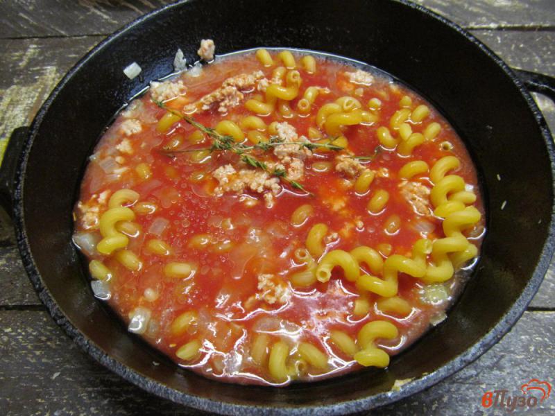 Фото приготовление рецепта: Паста с мясным фаршем в томатном соусе шаг №6