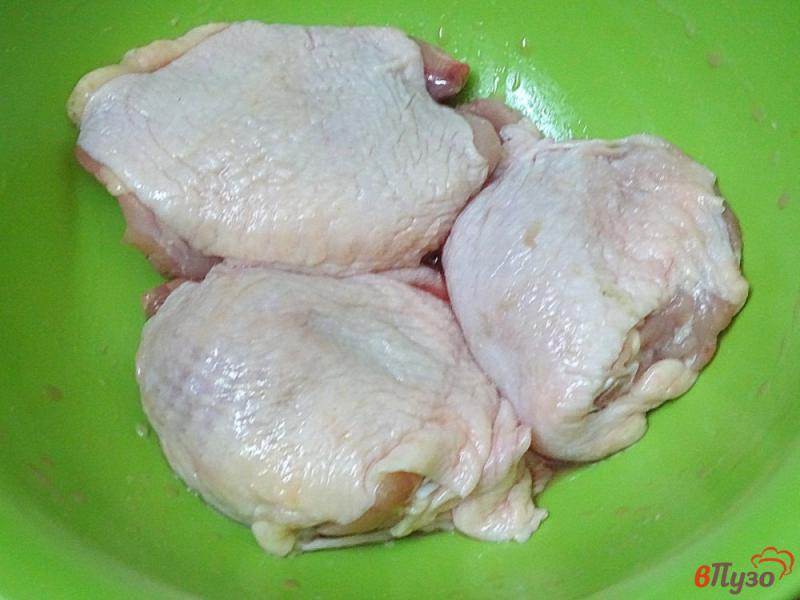Фото приготовление рецепта: Куриные бёдра тушёнык в пиве шаг №1