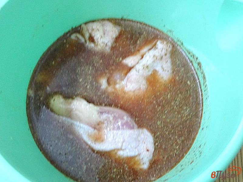 Фото приготовление рецепта: Куриные бёдра тушёнык в пиве шаг №4