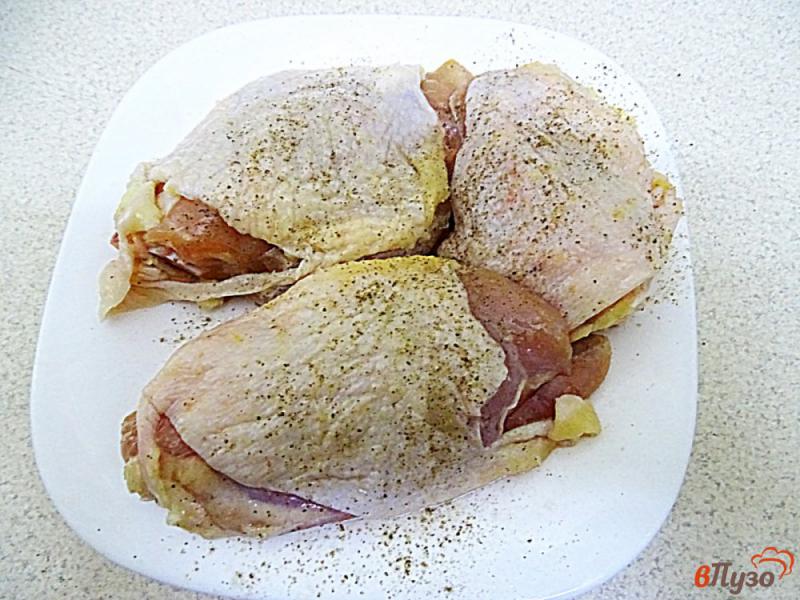 Фото приготовление рецепта: Куриные бёдра тушёнык в пиве шаг №3