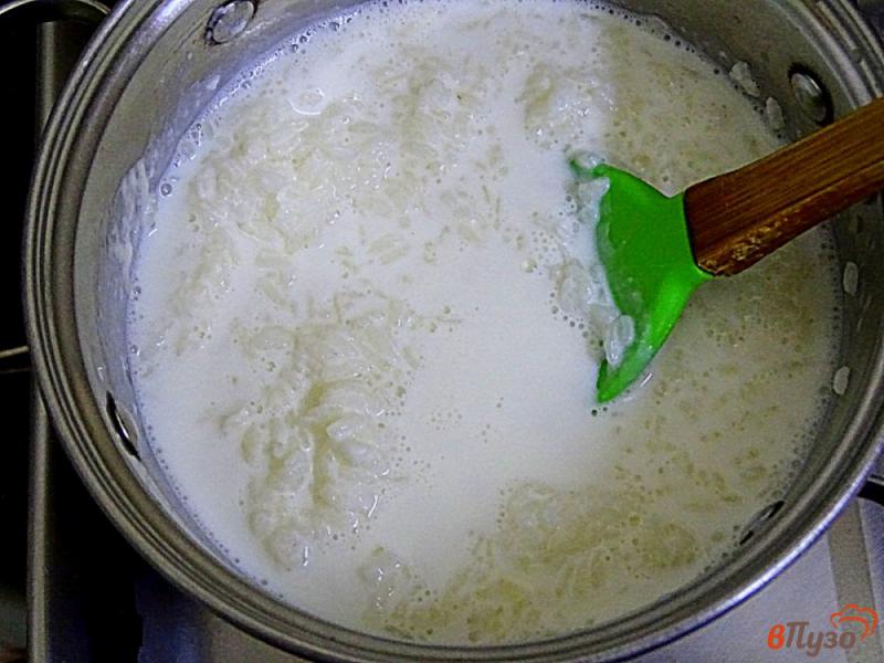 Фото приготовление рецепта: Каша рисовая на молоке шаг №4